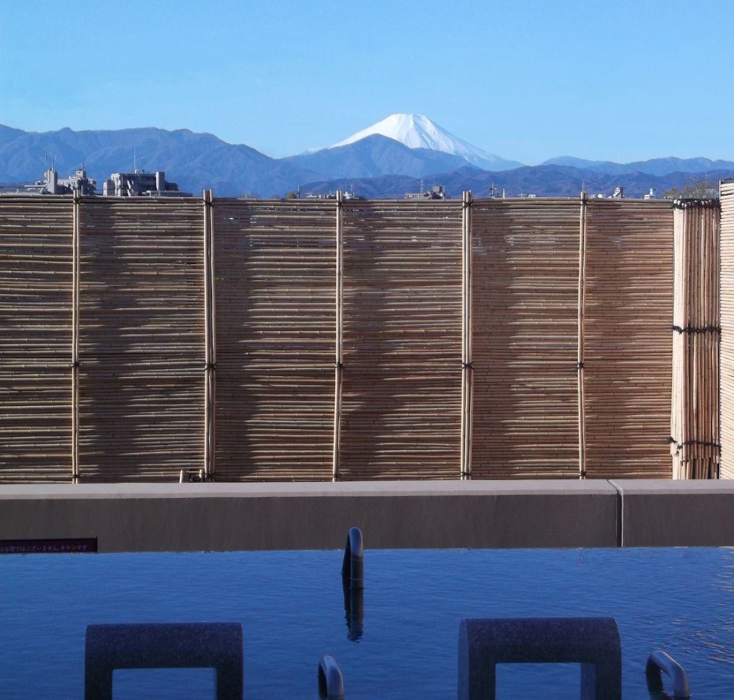 露天風呂では富士山が望める「国立温泉　湯楽の里」